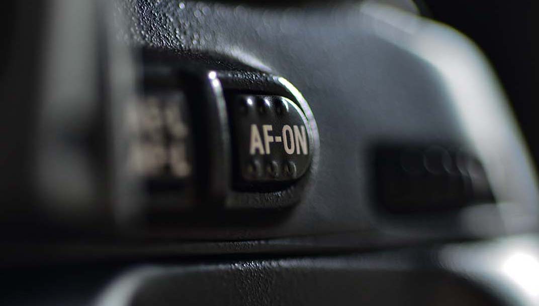 Nikon D1X focus button